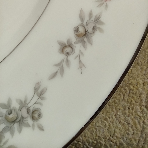 Wyndham Fine China "Wilton" Dinner Plate - Picture 4 of 7